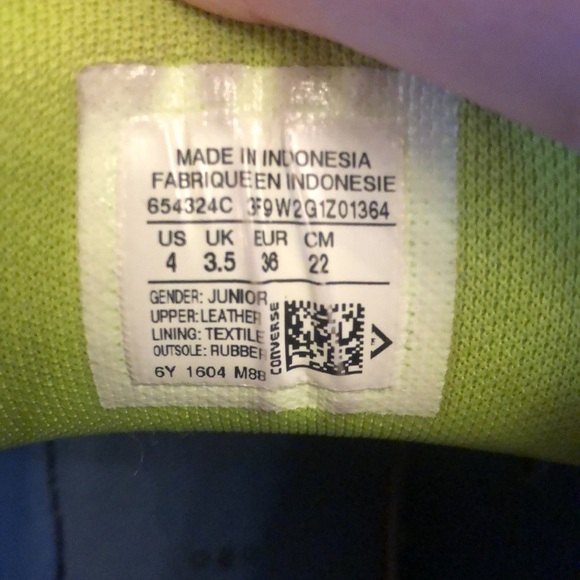 Size 4 kids Leather high top converse all stars ⭐️ - Picture 4 of 5